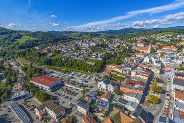 Obraz premium Grafenau, die älteste Stadt im Bayerischen Wald aus der Vogelperspektive