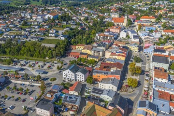 Fototapeta premium Grafenau, die älteste Stadt im Bayerischen Wald aus der Vogelperspektive