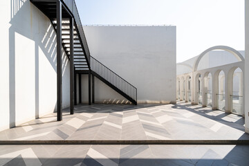 Fototapeta premium Minimalist white geometric architecture with tiled floor