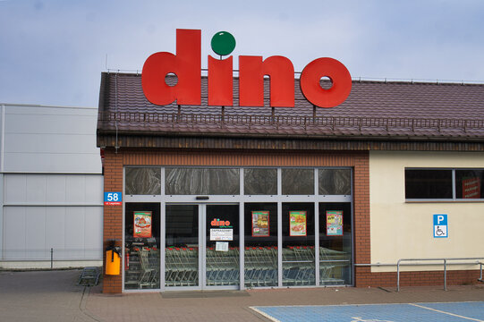Wejście do supermarketu sieci Dino w Polsce, widok na fasadę budynku z logo: Rzeszotary, Legnica, Dolny Śląsk, Polska - 25 grudnia 2025 r.