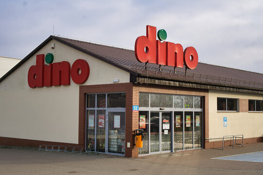 Budynek polskiej sieci supermarket&oacute;w Dino &ndash; widok na elewację i wejście do sklepu spożywczego: Rzeszotary, Legnica, Dolny Śląsk, Polska - 25 grudnia 2025 r.