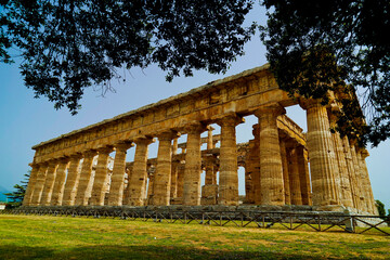 Fototapeta premium La magnificenza dei templi e degli scavi archeologici dell'antica città greca di Paestum, Italia, Campania, Salerno