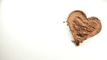 Brązowe serce utworzone z pyłu kakaowego © tomo81
