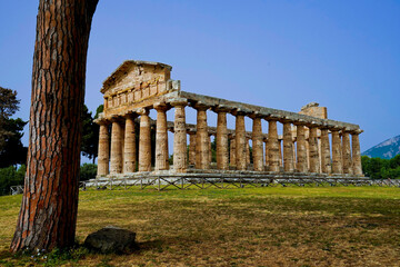 Fototapeta premium La magnificenza dei templi e degli scavi archeologici dell'antica città greca di Paestum, Italia, Campania, Salerno