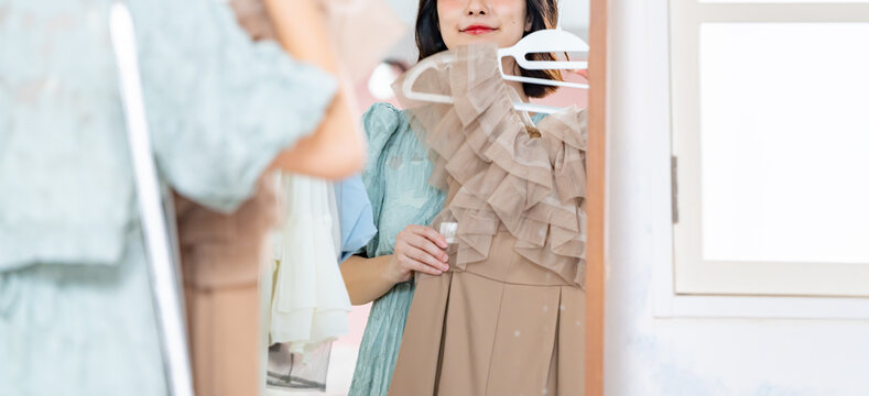 洋服を選ぶ女性