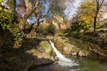 Obraz premium A small stream of water flows down a rocky hillside