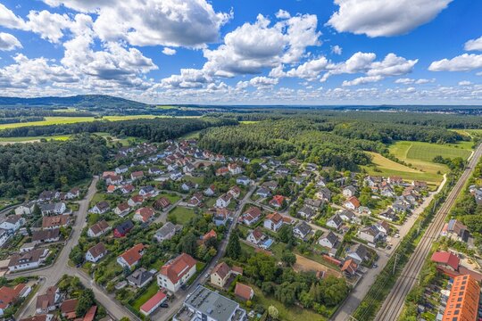 Ausblick auf die mittelfr&auml;nkische Ortschaft Ottensoos im Pegnitztal in der Hersbrucker Schweiz