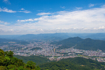 Naklejka premium city ​​in the mountain valley in aerial view jaragua do sul santa catarina on a clear day