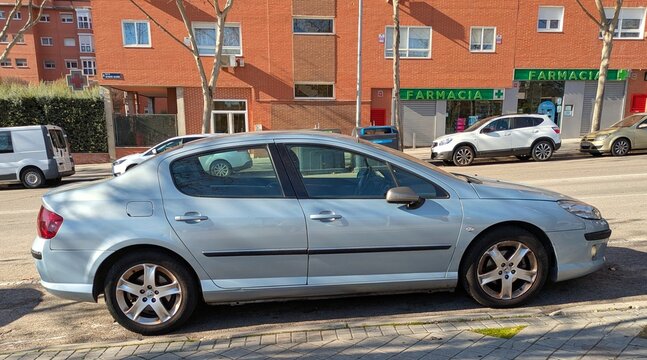 Vista lateral de un autom&oacute;vil Peugeot 407 aparcado en una calle de Madrid, Espa&ntilde;a, 11 de enero de 2026