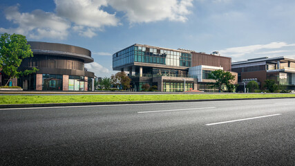 Obraz premium Contemporary Architectural Design by the Roadside with Lush Greenery