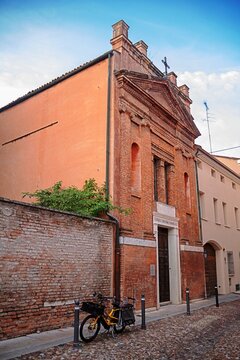 mantua, italien - kleine kirche in der altstadt