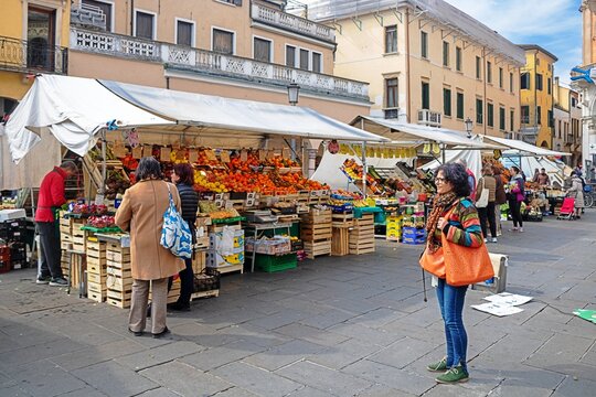 padua, italien - markttag auf der piazza delle erbe -