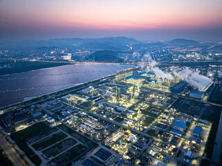 Fototapeta premium Illuminated oil refinery at twilight