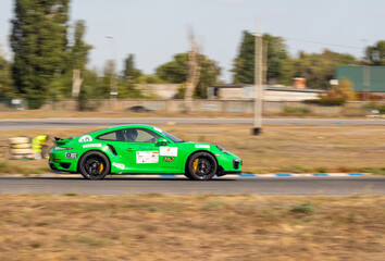 Obraz premium racing car. motorsport. circuit racing. dangerous moments on the track. high vehicle speed. sharp turn. demolition of wheels.