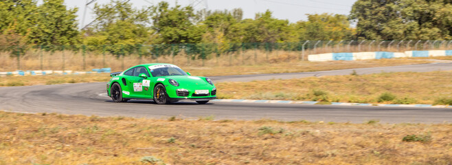 Obraz premium racing car. motorsport. circuit racing. dangerous moments on the track. high vehicle speed. sharp turn. demolition of wheels.