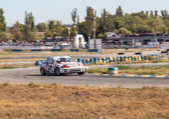 Obraz premium racing car. motorsport. circuit racing. dangerous moments on the track. high vehicle speed. sharp turn. demolition of wheels.