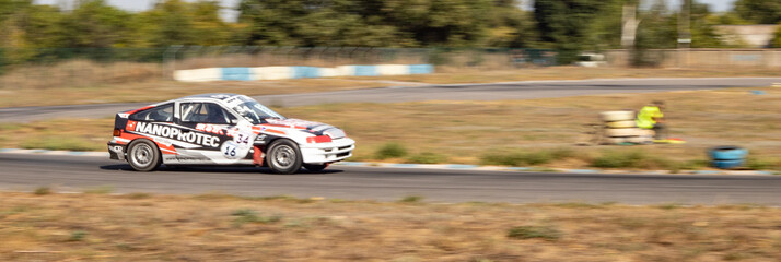 Obraz premium racing car. motorsport. circuit racing. dangerous moments on the track. high vehicle speed. sharp turn. demolition of wheels.