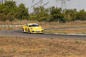 Obraz premium racing car. motorsport. circuit racing. dangerous moments on the track. high vehicle speed. sharp turn. demolition of wheels.