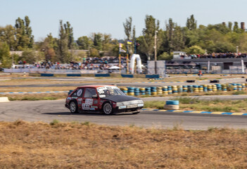 Obraz premium racing car. motorsport. circuit racing. dangerous moments on the track. high vehicle speed. sharp turn. demolition of wheels.