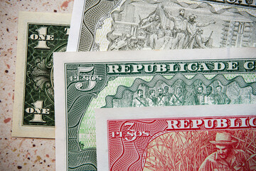 peso kubańskie i dolar amerykański,pieniądze  © Marcin Łazarczyk