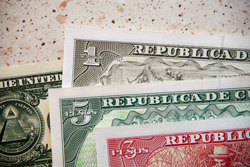 peso kubańskie i dolar amerykański,pieniądze  © Marcin Łazarczyk