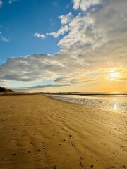 Obraz premium Sunset beach with interesting clouds