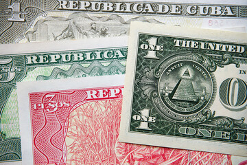 peso kubańskie i dolar amerykański,pieniądze  © Marcin Łazarczyk