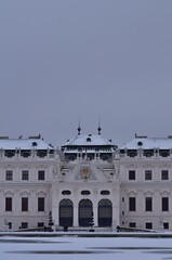 Schloss Belvedere in Wien im Winter, vertikal