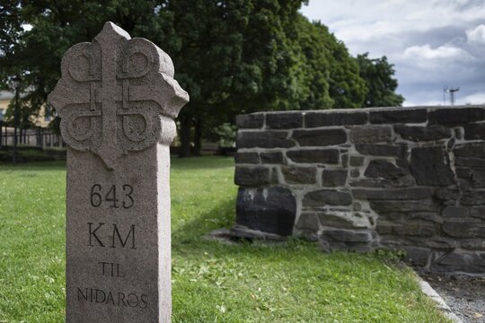 Milestone 643 Kilometer til Nidaros, Ruinenpark, Hallvardskatedralen, Oslo, Norway