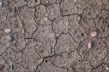 Fototapeta premium vista macro da sopra su di un terreno naturale fatto di terra arida, con crepe