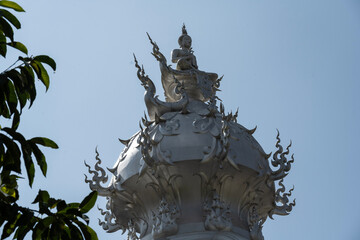 Obraz premium white temple against the blue sky in the vicinity of Chiang Mai