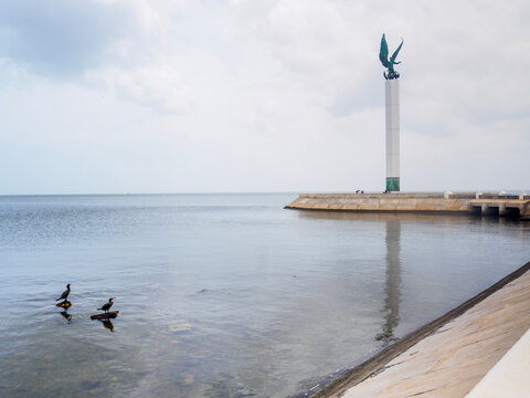 Le malecon de Campeche et la statue de l'ange maya de jour