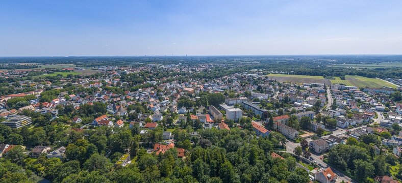 Sommerlicher Blick auf die Stadt Dachau in Oberbayern aus der Vogelperspektive