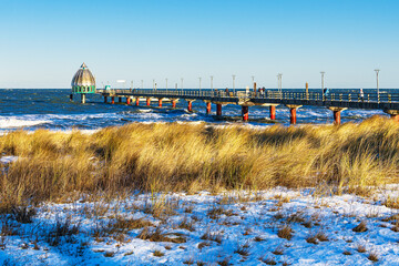 D&uuml;ne und Seebr&uuml;cke an der Ostseek&uuml;ste bei Zingst auf dem Fischland-Dar&szlig;
