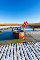 Fischerboot im Hafen von Althagen am Bodden auf dem Fischland-Dar&szlig; im Winter