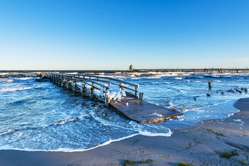 Steg und Seebr&uuml;cke an der Ostseek&uuml;ste bei Zingst auf dem Fischland-Dar&szlig;