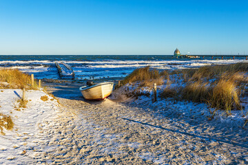 Fischerboot und Seebr&uuml;cke an der Ostseek&uuml;ste bei Zingst auf dem Fischland-Dar&szlig;