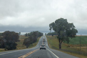 Viajando en la ruta en medio de una tormenta