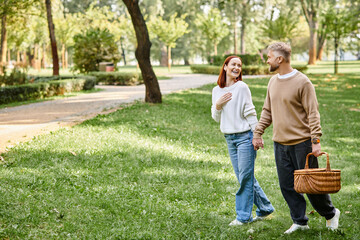 Fototapeta premium Couple enjoying a sunny spring day in a lush green park together