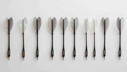 白い背景に並ぶダーツの矢のミニマルコピースペース／Minimal Dart Arrows Aligned on White Background with Copy Space
