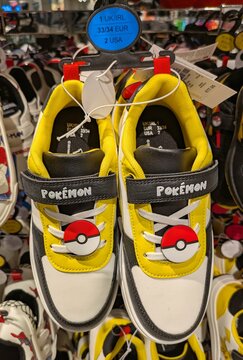 Expositor con playeras con Pok&eacute; Ball de Pok&eacute;mon en tienda Primark, Madrid, Espa&ntilde;a, 9 de enero de 2026