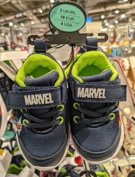 Expositor con playeras de superh&eacute;roes Marvel en tienda Primark, Madrid, Espa&ntilde;a, 9 de enero de 2026