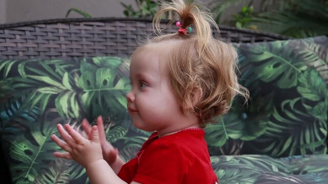 beb&ecirc; fofa faz parab&eacute;ns com as m&atilde;os 