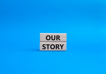 Obraz premium Our story symbol. Wooden blocks with words Our story Beautiful blue background. Business and Our story concept. Copy space.