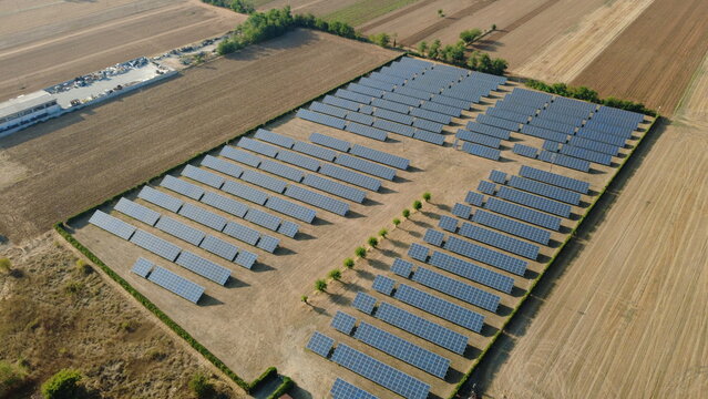 Campo di pannelli di fotovoltaico - Alessandria - Piemonte - Italia