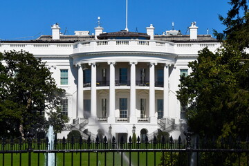 Naklejka premium Washington DC White House facade and Garden under a sunny sky