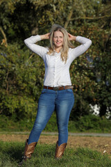 Obraz premium Attraktive, blonde Frau in der Natur