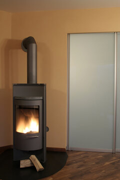Holzkaminofen im Haus