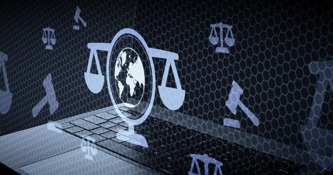 Justicia Global y Derecho Internacional P&uacute;blico Concepto de Igualdad Legal Mundial con Mapa del Mundo y Balanza de la Justicia sobre Teclado y Fondo de Alta Tecnolog&iacute;a Azul