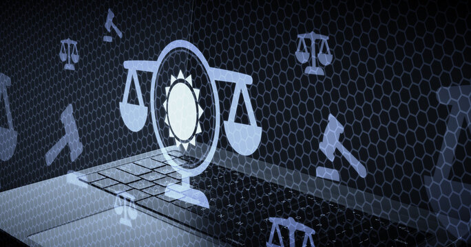 Derecho Ambiental y Justicia Clim&aacute;tica Concepto de Regulaci&oacute;n de Energ&iacute;a Solar con Icono de Sol y Balanza Legal sobre Teclado de Ordenador y Gr&aacute;ficos Hexagonales Digitales